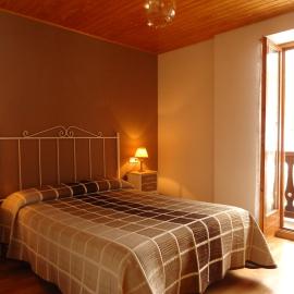 Apartaments La Llucana, готель у місті Барруера