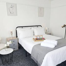5-Min Walk to Whiston Hospital Entire Home, hotel di Prescot