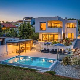 Villa Pergosa near Medulin for 8 persons with 38 m2 pool, sea view - only 200 meters from beach