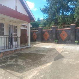Spacious 3bdr house in secure Entebbe compound, Hotel in Entebbe