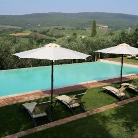 Historic Farmhouse Overlooking San Gimignano, hotel in San Gimignano