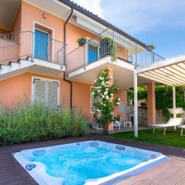 Intera casa con due appartamenti indipendenti e vasca idromassaggio a Barbaresco, Langhe, hotel sa Barbaresco