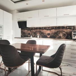 Luxury Central Flat - 2 Bathrooms, Hot Tub & Modern Kitchen, Up to 4 Guests