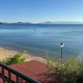 Thalia- 2 Bedroom Beachfront Apartment!, viešbutis mieste Lefokastras