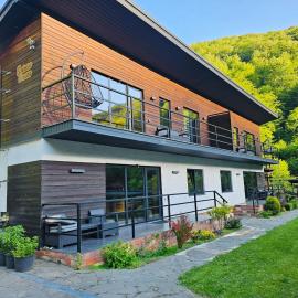 "Wow дача" та "Soloma house" Чан, річка, гори та повне усамітнення, hotel in Sasivka