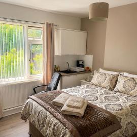 Jacuzzi City Guesthouse, about a 7 min walk to Racecourse and 10 mins to the City, hotel in Doncaster