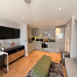 Charming Teddington Mews House, Central London, hotel u gradu Teddington