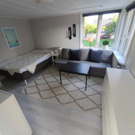 Gäststuga med altan i centrala Falkenberg, hôtel à Falkenberg
