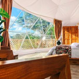 Nekoli Glamping - Riverside Domes with Mt Meru Views, hotell sihtkohas Arusha