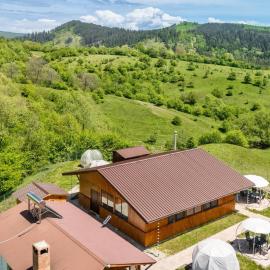 Garden Village Retreat, hotel a Bughea de Sus