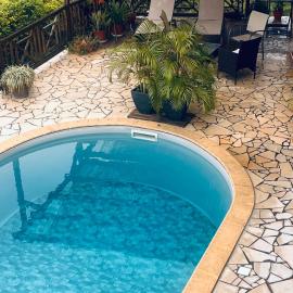 Villa Schœlcher, vue sur mer a 3 min à pied, avec piscine, hotell sihtkohas Schœlcher