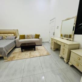 شقه 3 غرف نوم وغرفه ضيوف وصاله فرش ايكيا خلف الراهبات الورديه اربد, hotell i Aydūn