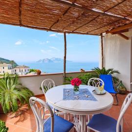 Il terrazzo di Maria, the view holiday home، فندق في Termini