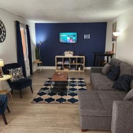 Beautiful 2-Bedroom Condo Near Universal and other Orlando Attractions, King Bed & Wi-Fi