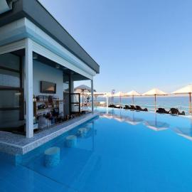 Playa apartment with pool access, hotel in Petrcane