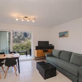 Newly refurbished 2 bd with sea views