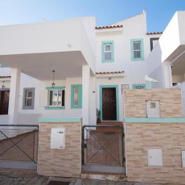 3-Bedroom Townhouse: Peaceful & Spacious, hotelli kohteessa Olhão