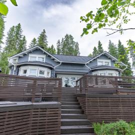 Mäntypirtti Log Villa、Rovaniemiのホテル