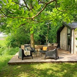 Luxe natuur lodge met weids uitzicht, inclusief 4 fietsen, hotel v mestu Oosterwolde