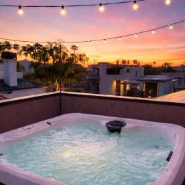 Naples Island Rooftop Hot Tub Walk to 2nd St