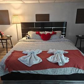 Spacious Basement Lower Suite 3BR Home Stay 1 King 2 Queen Beds 2 Car Parkings FIFA 2026, hotel in Pickering
