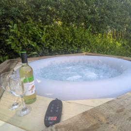Relaxing Large King Room l 55inch TV l Hot Tub, Hotel in Egerton