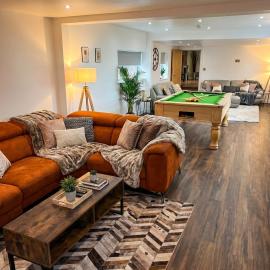 5 Bedrooms, Pool Table, Sleeps 10, Contractor Stays, Family Gatherings - Secure Free Parking, Hotel in Stainforth