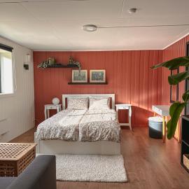 Peaceful Fjord Hideaway close to Geiranger, Trollstigen and Ålesund, Hotel in Dyrkorn