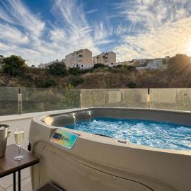 Beautiful and spacious 2 bedroom apartment with jacuzzi, Nerja