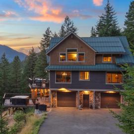 A PNW dream! Hot Tub, 3 private acres & Mnt Views!, hôtel à Ronald