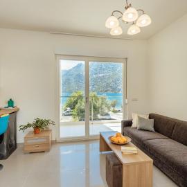 Cozy 1 bed apt with front row views of the sea