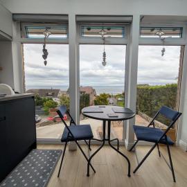 KINGHORN - Private Room, own entrance, ensuite, sunroom & Views, hotel in Kinghorn