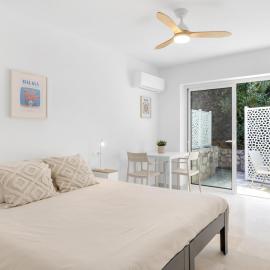 Newly renovated 1-Bedroom Apt with kitchen & patio, hotel in Mijas