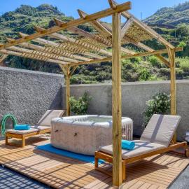 Valley Nest, a Home in Madeira โรงแรมในTábua