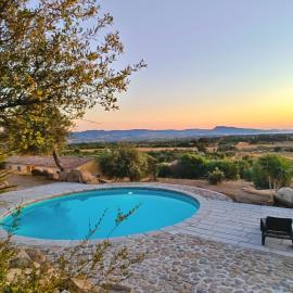 Residence with panoramic pool h24, 1500meters from the sea in Badesi, hotel v destinácii Badesi