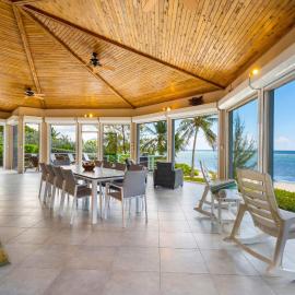 Peaceful Ocean Front Beach House in Bodden Town, hotell sihtkohas Bodden Town