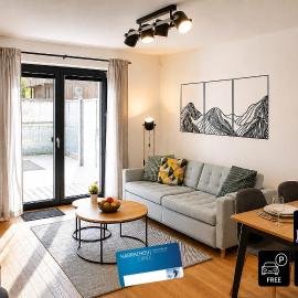 ENJOYHARRACHOV Atraktivní klidné studio 3 v centru Harrachova s parkováním, velkou terasou, Wifi-WLAN, SAT zdarma, možností dobíjení auta, výhledem do zahrady a na romantický kostelík jen 150m od lanovky