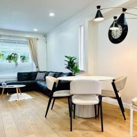 3BR Modern Home - Near SkyTrain - Free Parking & Pet Friendly