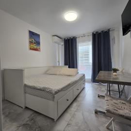 Cozy Seaside Studio with Private Parking