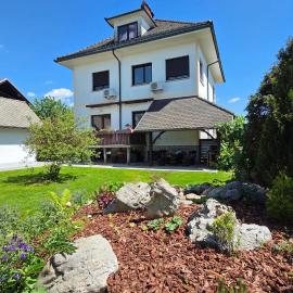 Vila Moka near Bled - Entire House with Garden, Grill & Free Parking – hotel w mieście Lesce