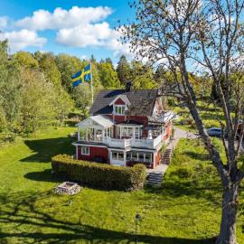 1909 archipelago villa - beach, jetty & sauna, hotel in Vaxholm