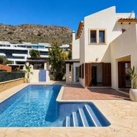 Exclusiva Villa con piscina privada y vistas al mar, hotelli Cala de Finestratissa