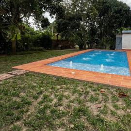 Cabaña con piscina iluminada amplias zonas verdes, hotel em Chinácota