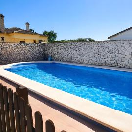 Chalet Piscina Privada Aire acondicionado Agua salada y vallada solo alquilamos a familias, hotel sa Conil de la Frontera