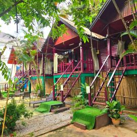 bungalow west water vang vieng