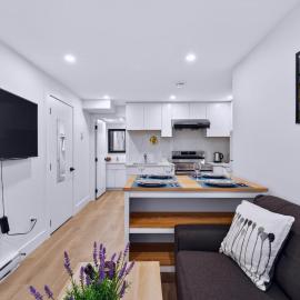 Easy Access to YVR & DT l Cozy Lower Level Suite