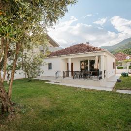 House Olive Tree, hotel in Bijela