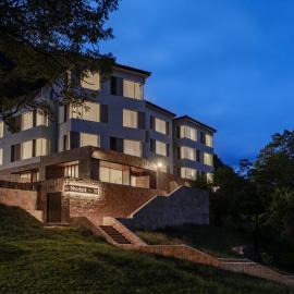 Linden Centre Benzilan, отель в Шангри-Ле