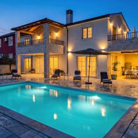 Villa Gaudeo with pool and EV station
