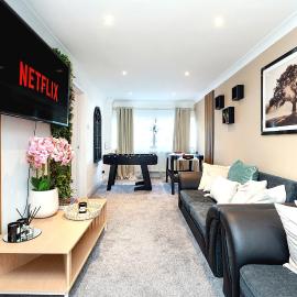 Open mind property - Stylish 6BR Holiday Home